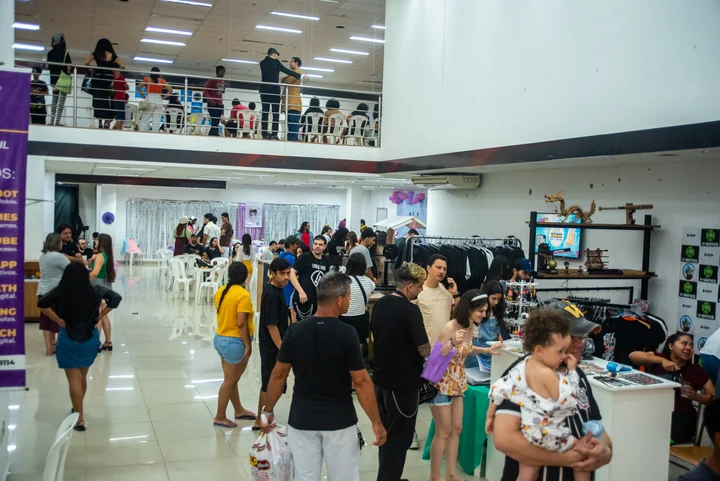Público circulando entre atividades e estandes na edição de 2024.
