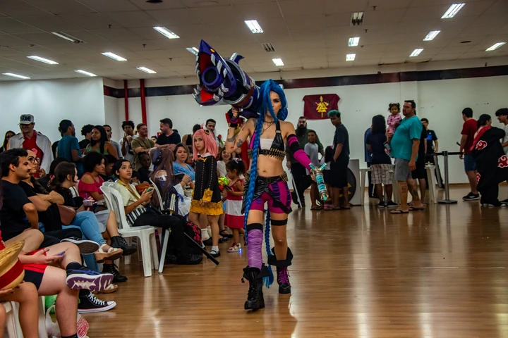 Cosplayer em desfile na edição de 2024.