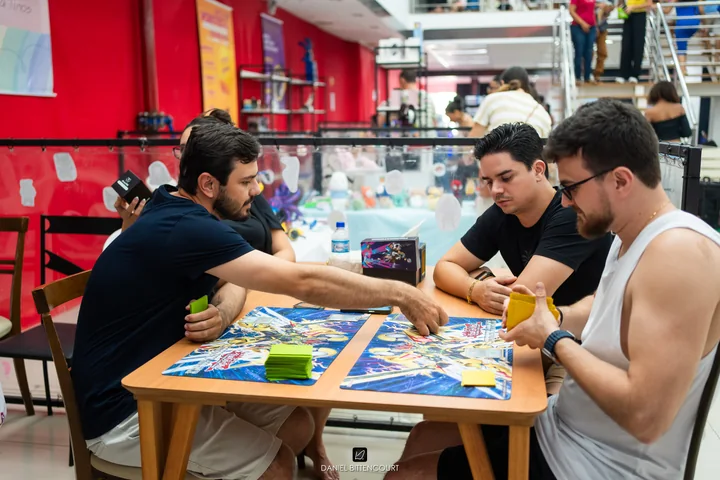 Participantes jogando à mesa na edição de 2025.
