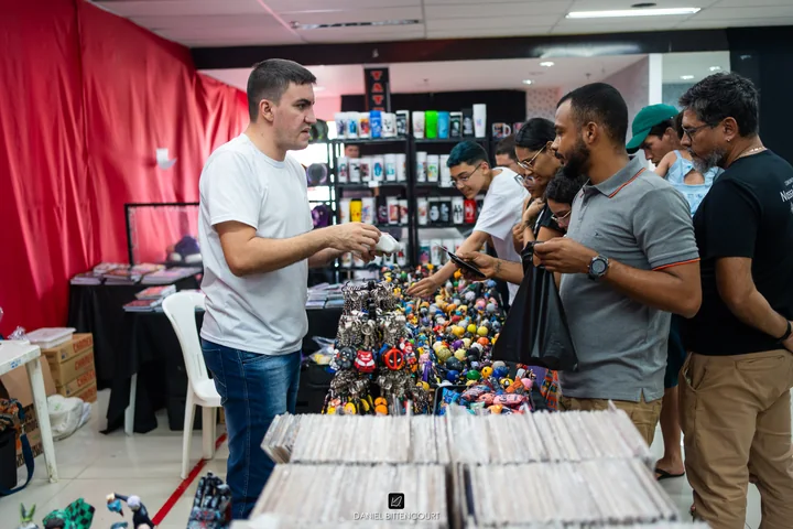 Público visitando um estande no AnimeMix 2025.