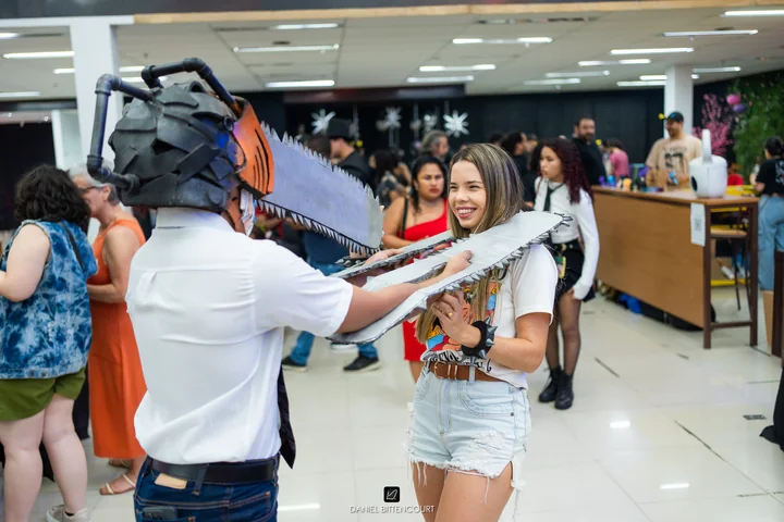 Interação de cosplay com visitantes no AnimeMix 2025.