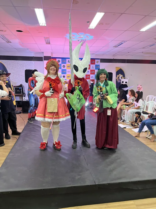 Participantes de cosplay em um registro de premiação de 2025.