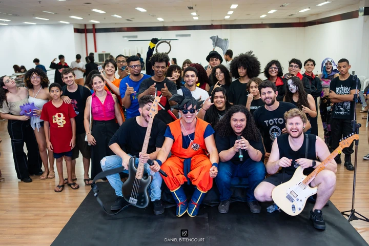 Foto coletiva da Banda Drop com o público e cosplayers no AnimeMix 2025.