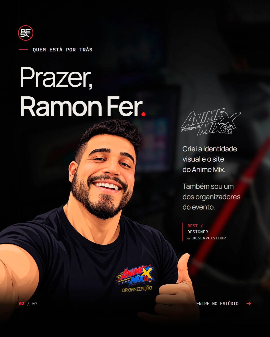 Ramon Fer sorrindo, com a camiseta da organização do AnimeMix